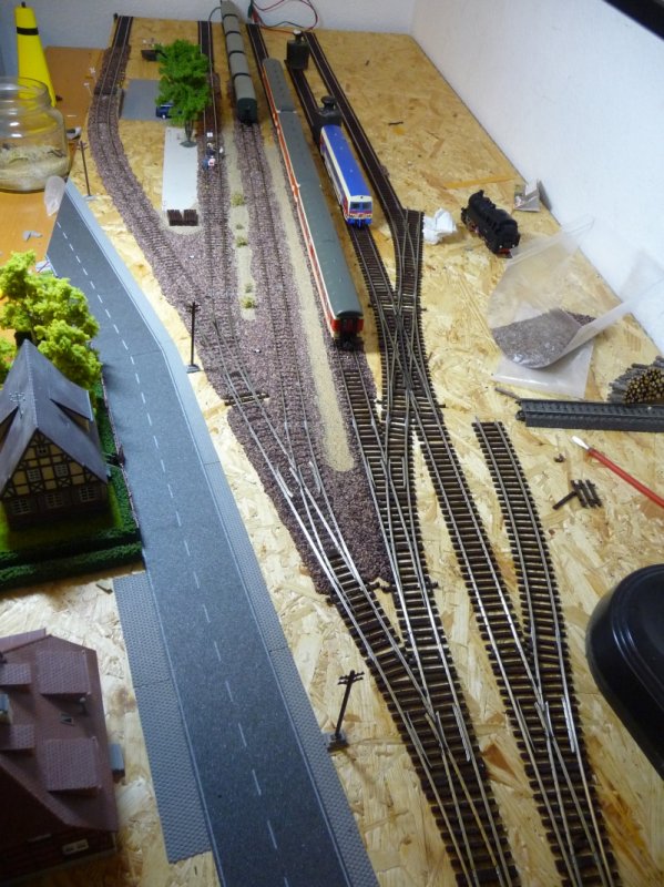 Die Gleise dieses Moduls sind bald fertig verlegt. Es fehlen noch rechts 4 Bahnstege fr den Personenverkehr. (09.08.09)