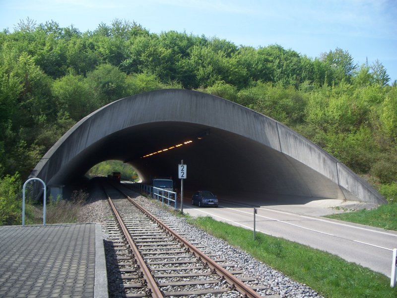 Die Gleise der Vaihinger Stadtbahn f�hren parallel zur Landesstra�e L 1125 unter der NBS Stuttgart - Mannheim hindurch. �ber dem Tunnel beefindet sich der DB Bahnhof Vaihingen/Enz. Hier bei Kilometer 2.2 befindet sich auch der Haltepunkt Vaihingen/Enz WEG als Verknupfungspunkt mit dem DB Bahnhof. 