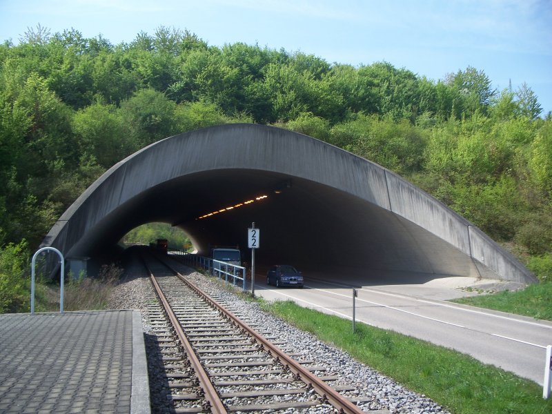 Die Gleise der Vaihinger Stadtbahn fhren parallel zur Landesstrae L 1125 unter der NBS Stuttgart - Mannheim hindurch. ber dem Tunnel beefindet sich der DB Bahnhof Vaihingen/Enz. Hier bei Kilometer 2.2 befindet sich auch der Haltepunkt Vaihingen/Enz WEG als Verknupfungspunkt mit dem DB Bahnhof. 