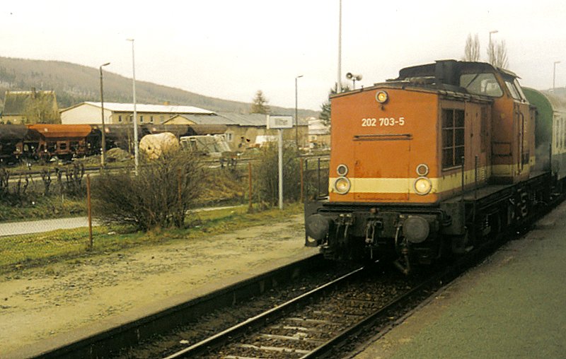 Die Grlitzer 202 703-5 erreicht am regnerischen 03.04.1998 mit ihrer RB von Bad Schandau nach Bautzen (KBS248)den Bahnhof Wilthen.