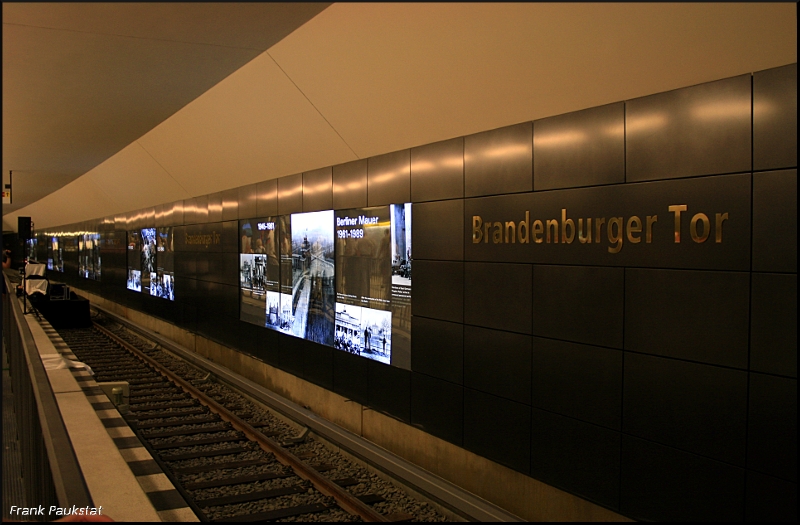Die goldfarbene Schrift und illuminierten Zeittafeln, die ber die Geschichte des gleichnamigen Bauwerks informieren, geben der Station  Brandenburger Tor  etwas besonderes (U55, Berlin Brandenburger Tor, 08.08.2009)