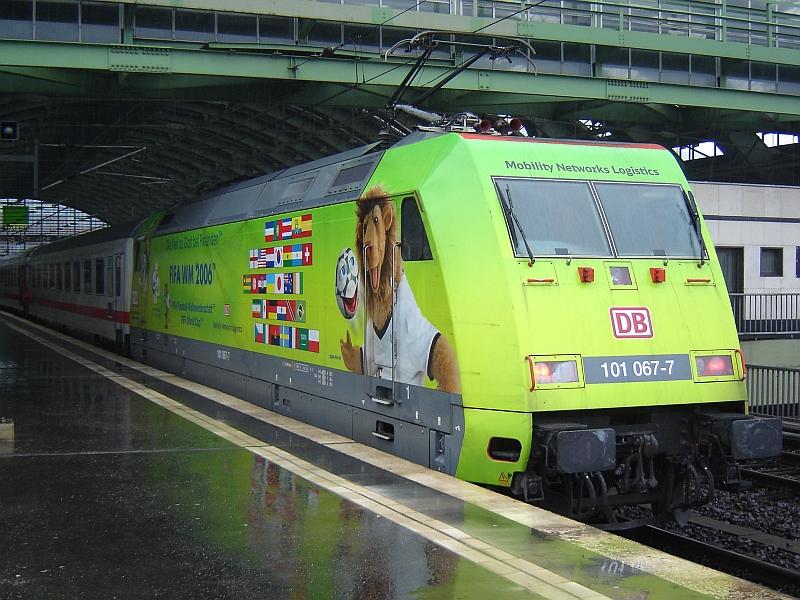 Die Goleo Lok mit einem Wsten Express in Berlin. (IC 2456 Stralsund--> Dsseldorf Hbf)