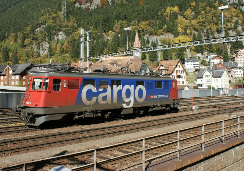 DIE Gotthardlok Ae 6/6 ist nur noch selten am Gotthard zu sehen. Die Ae 610 482-2 schob eine Gterzug nach und ist nun bereit fr die Rckfahrt nach Erstfeld.
Hinweis: Auch neulackierte Loks sollten hie und da geputzt werden. 
Gschenen, den 10. Oktober 2008