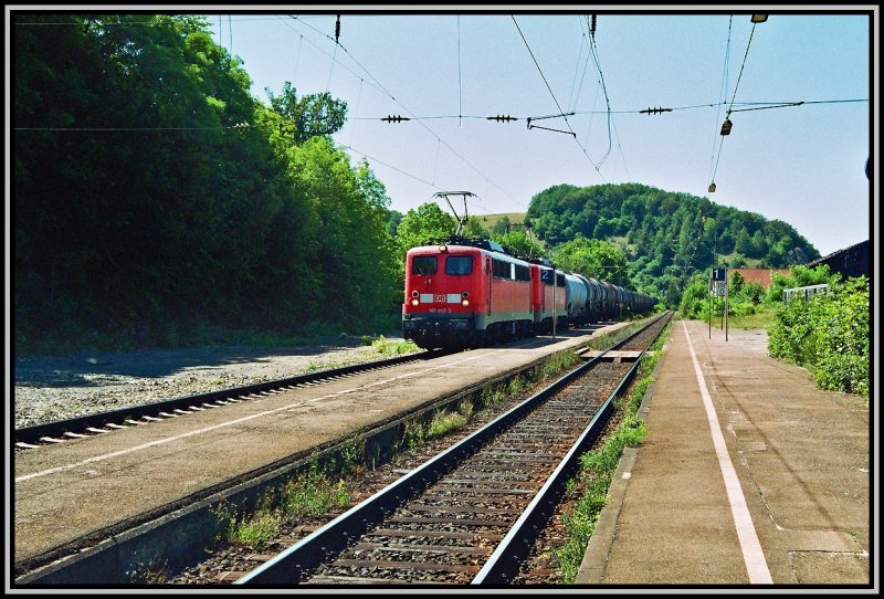Die Gremberger 140 853 und eine Schwestermaschine bringen gemeinsam einen Kesselwagenganzzug Richtung Ingolstadt. Aufgenommen im Sommer 2006 in Dollnstein.