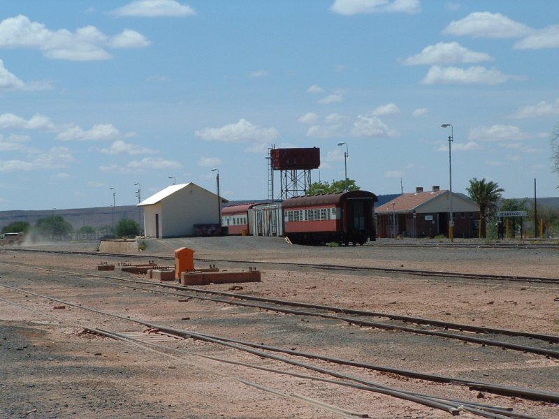 Die Grenzstation Ariamsvlei (NAM) liegt fnf Kilometer von der Grenze zu Sdafrika entfernt. Dies hat geografische bzw. geologische Hintergrnde. Im Zuge des freien Warenverkehrs innerhalb der SADC-Staaten, herrscht meist ghnende Leere an der einst so geschftigen Station.