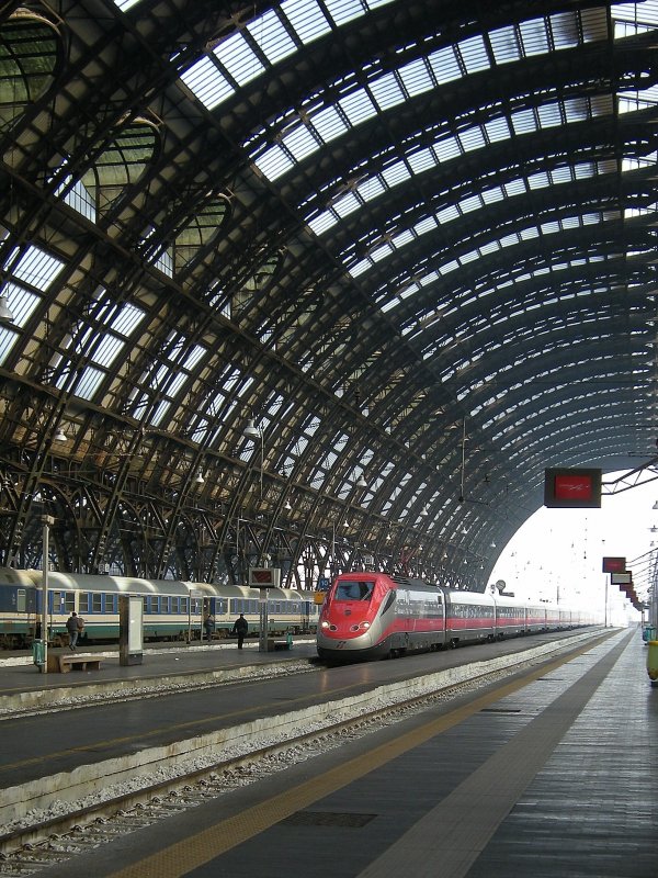 Die Grsse der Bahhofshalle von Milano Centrale zeigt sich erst, wenn man den kleinen Zug (das ist keine Modellbahn!) betrachtet. 
22. Januar 2009