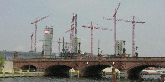 Die Grobaustelle Berlin Hauptbahnhof (Lehrter Bahnhof) am 03.Mai 2005.