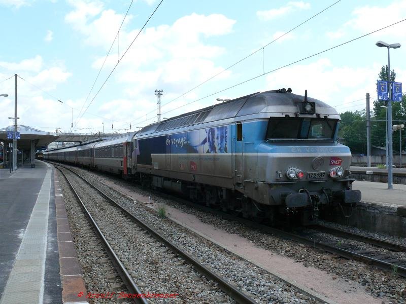 Die Gro�diesellok CC72137 f�hrt den Corail-Schnellzug 1042 von Mulhouse (ab 12:46) �ber die nicht elektrifizierte franz�sische Ostbahn nach Paris.

18.05.2007 Mulhouse 