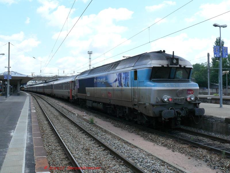 Die Grodiesellok CC72137 fhrt den Corail-Schnellzug 1042 von Mulhouse (ab 12:46) ber die nicht elektrifizierte franzsische Ostbahn nach Paris.

18.05.2007 Mulhouse 