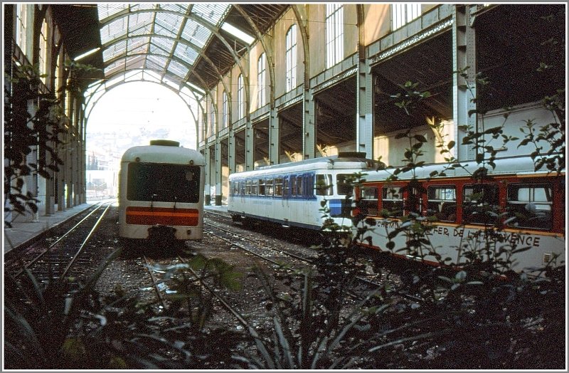 Die grosse Bahnhofhalle der CP in Nice ist leider Vergangenheit. Sie wird heute dem Verfall preisgegeben und dient als Autoeinstellhalle. Dahinter wurde ein schmuckloser Glas/Beton Terminal erstellt. (Archiv 03/90)