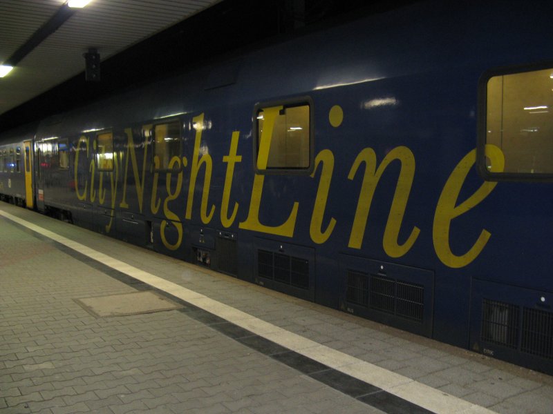 Die groe  Citynightline  Schrift an dem Schlafwagen vom CNL40353 von Basel SBB nach Kopenhagen.Am 02.02.08 um 20:56 in Mannheim Hbf.