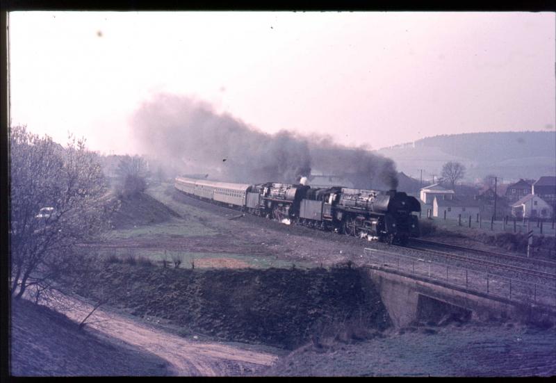 Die gro�e Kurbe bei Ronshausen mit Vorspann 01/5 in Richtung H�nebach