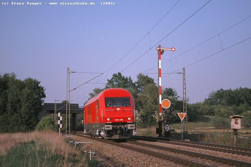 Die gro�e Modernisierungswelle bei den eurp�ischen Bahnen hat viele neue Loktypen auf den Plan gerufen,
so auch den  Hercules  von Siemens TS (ehem. Krauss-Maffei), der in 3 verschiedenen Leistungsklassen erh�ltlich
ist und derzeit in gr��eren St�ckzahlen an die �BB geliefert wird.
Im Rahmen ihres Dispolok-Pools bietet Siemens u.a. die ER 20 999 als Vorzeigelok an, welche im Jahr 2003 des
�fteren f�r Vorzeigefahrten verwendet wurde - hier die Maschine bei der �berf�hrung von Versuchsfahrten in der
Oberpfalz zur�ck nach M�nchen, aufgenommen am 6. Mai 2003
in H�he des westlichen Einfahrsignals des Bahnhofs Langenbach (KBS 930).
