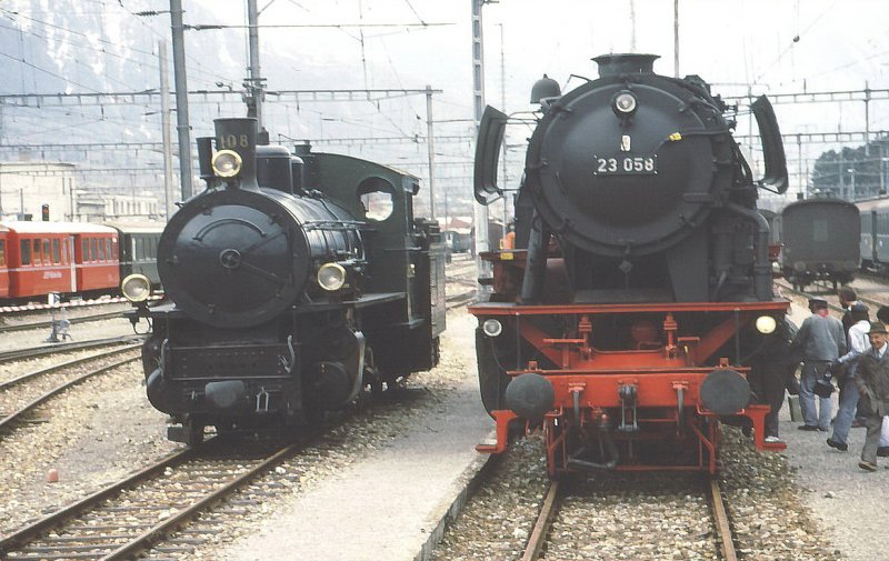 Die Grosse zu Besuch bei der Kleinen.Eurovapor Dampflok 23 058 neben RhB Dampflok 108 im Mrz 1986 in Landquart.(Archiv P.Walter)