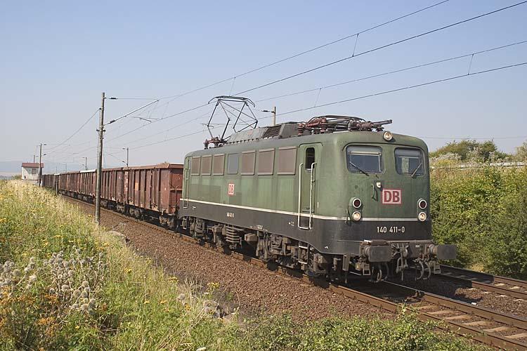 Die grne 140 411 fhrt einen Ganzzug am Posten 42 der Strecke Halle/S - Kassel von Nordhausen kommend Richtung Sangerhausen