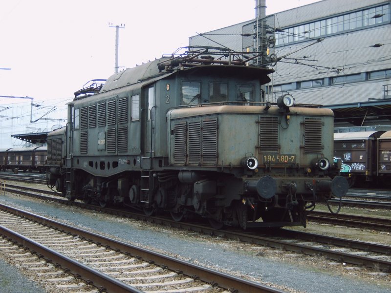 Die grne 194 580-7 war am 03.02.2007 am Hauptbahnhof in Wels abgestellt.