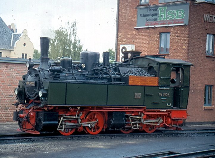 Die grne Mallett 99 5902 am 27.08.2007 am Stellwerk Wernigerode. Mit ihrem Holzaufbau und der grnen Lackierung ist es wirklich eine selten schne Lok