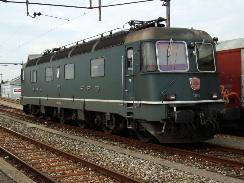 Die grne Re 6/6 11688 Linthal stand am 25.08.2008 in Oensingen.