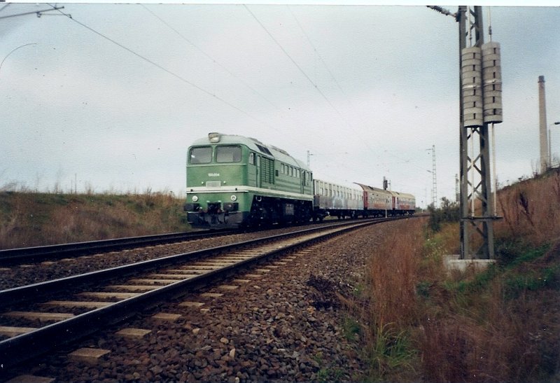 Die gr�ne Taigatrommel 120 004 im Oktober 1999 im Einfahrbereich zum F�hrhafenbahnhof Mukran.