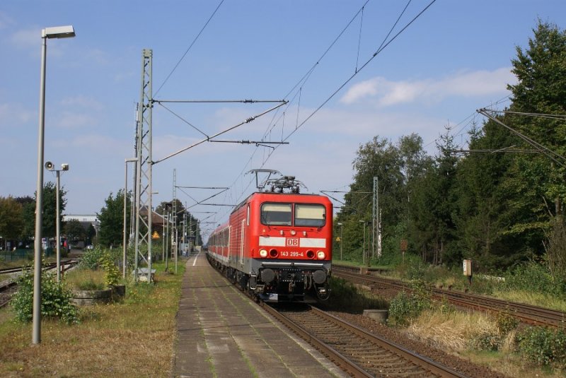 Die (GTI) 143 295-4 mit einer RB nach Pinneberg am 16.09.2007 in Tornesch.