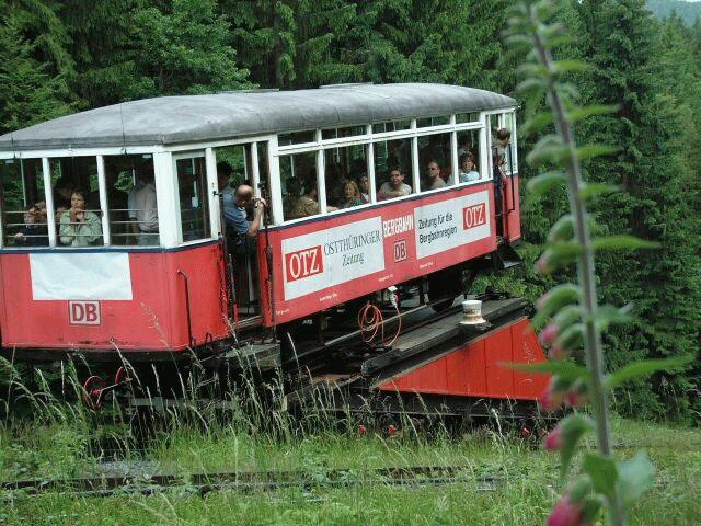 Die Gterbhne der Oberweibacher Bergbahn, noch unsaniert im Mai 2001,der Aufsetztwagen der ehemaligen Schleizer Kleinbahn in einem erbrmlichen Zustand.Unter dem zugeklebten Bahnlogo (weisse Plastikfolie)konnte man schon das neue Bahnlogo erahnen.