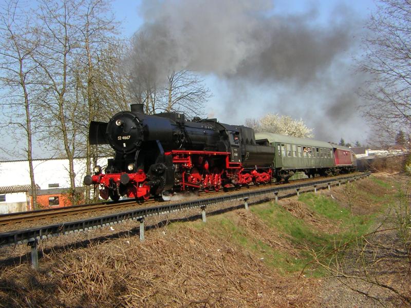 Die Gterzugdampflokomotive 52 4867 der Historischen Eisenbahn Frankfurt am Main mit dem Sonderzug anllich des 100jhrigen Bestehens der Dreieichbahn dampfte am 03.04.2005 aus dem Bahnhof Sprendlingen ab.