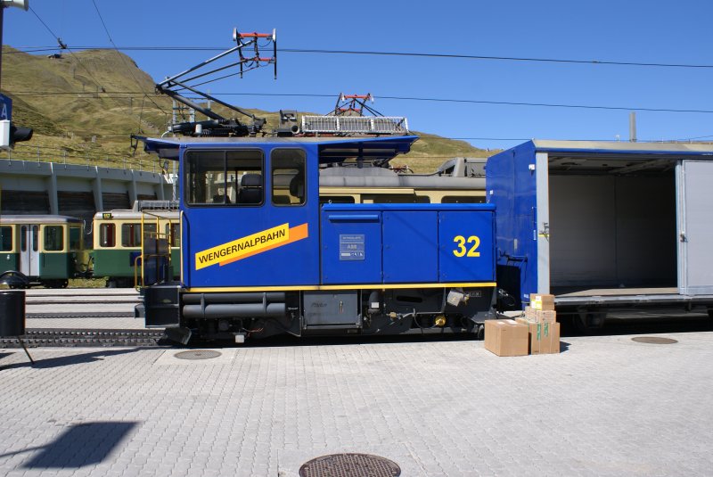 Die Gterzuglokomotive He 2/2 32 steht am 6.9.09 in der Kleinen Scheidegg. 