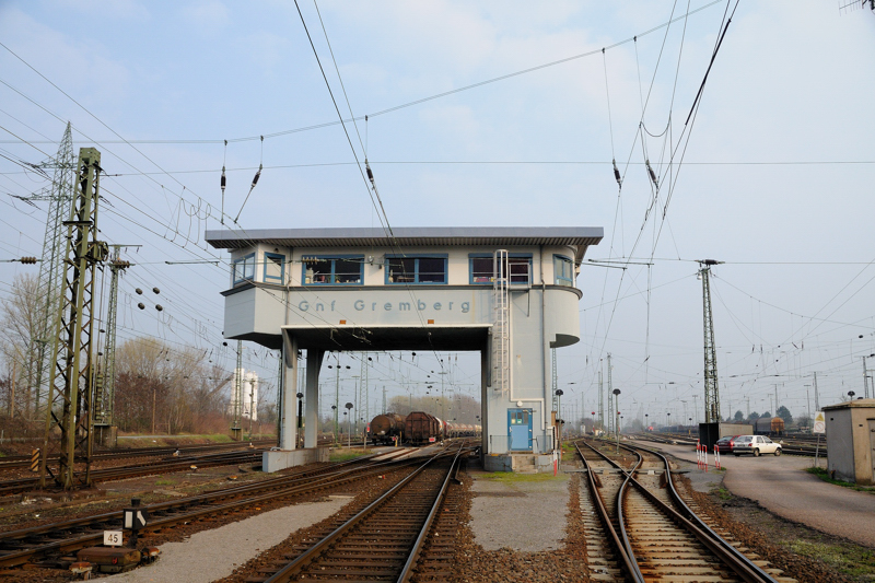 Die Gunst der offenen Schranken genutzt: Beim berqueren der Nordausfahrt von Gremberg ist dieses Portrait mglich. Man sollte sich nur nicht zuviel Zeit lassen, da die Schranken meist lnger geschlossen als geffnet sind. Darauf hingewiesen wird durch ein vor dem bergang angebrachtes Schild. Wartezeiten von 20 Minuten und mehr sind keine Seltenheit!!! (Ende April 2009).