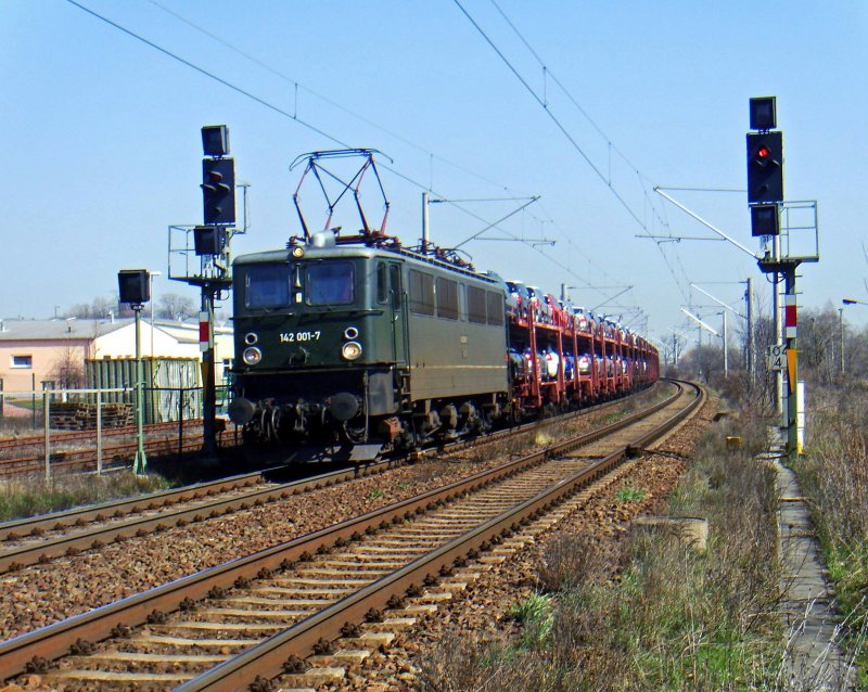 Die gute alte E42! Mit ihrer aktuellen Bezeichnung 142 001-7 transportierte die Lok der Muldental Eisenbahnverkehrsgesellschaft(MTEG) am 03.04.2009 einen Autotransportzug. Aufgenommen in Schkeuditz.