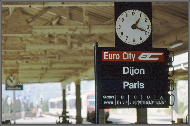 Die gute, alte Handanzeige fr den Doppel TGV in Vallorbe. (Archiv 08/94)