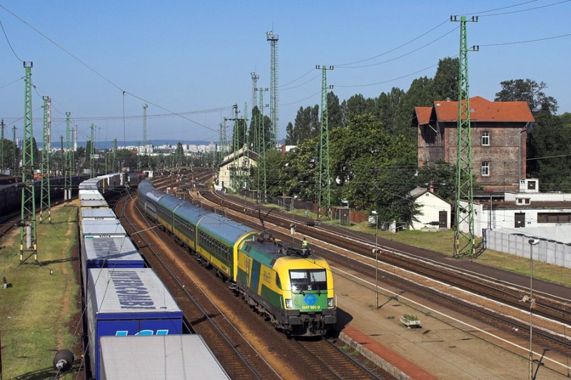 Die GySEV-Lok 1047 501 durchfhrt mit einem Schnellzug den Bahnhof Budapest Ferencvros. Sein Ziel ist der Keleti pu.