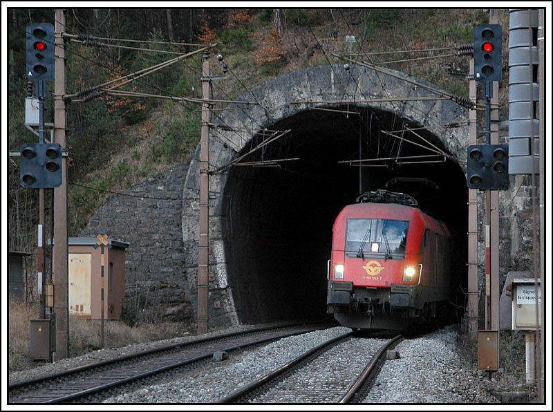 Die von der GySEV von den BB gemietete 1116 063 bespannte am 6.1.2007 den IC 534  WIFI-Karriere-Express  von Villach nach Wien. Die Aufnahme entstand bei der Ausfahrt aus dem Kartnerkogel Tunnel am Semmering.