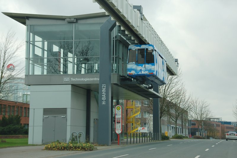 Die H-Bahn (Hoch-Bahn) an der Universitt in Dortmund ist wie der SkyTrain in Dsseldorf eine automatisch gesteuerte Grokabinen-Hngebahn. Hier im Bild der Haltepunkt  Technologiezentrum  an der Emil-Figge-Strae in Dortmund Dorstfeld mit Wagen Nummer 1 (von 4). Dieser Teilabschnitt wurde erst in den 90-er Jahren neu errichtet und ergnzt so die bereits 1984 erffnete Hochbahn. Lichtbild vom 08.12.2007.