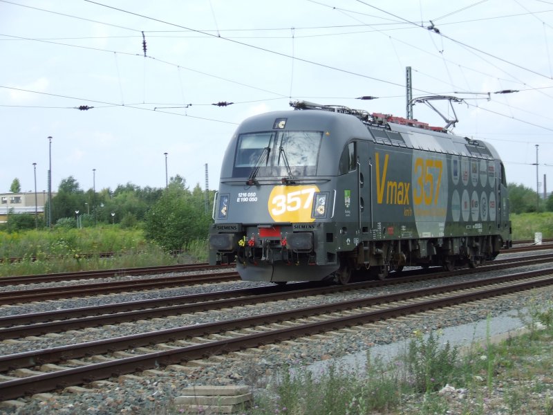 Die habe ich hier nicht erwartet! Der BB Geschwindigkeitsweltrekord- Taurus 1216 050 am 25.07.07 bei der Aussfahrt aus Zwickau(Sachs.)Hbf.Wei jemand was die Lok hier macht?