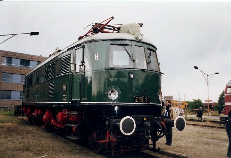 Die Hallenser E18 31 auf einer Lokausstellung im Juli 1998 in Wismar.