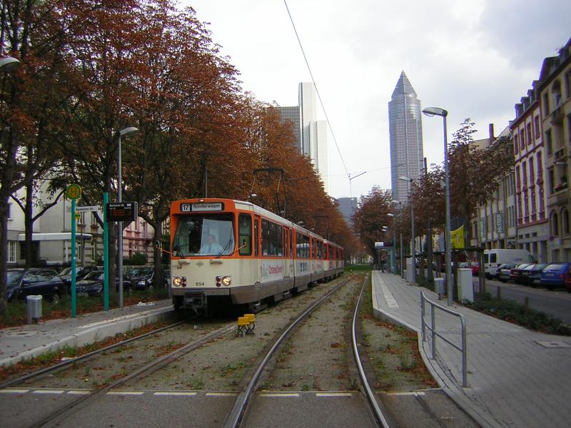 Die Haltestelle Nauheimer Strae ist die erste neu gebaute
auf der im Dezember 2003 in Betrieb genommenen Rebstockstraenbahn.
Am 02.10.2005 posierte hier der Sonderzug mit den Pt-Triebwagen
654 und 653 fr die Fotografen.