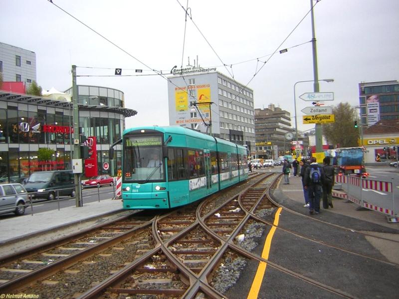 Die Haltestelle Riederhfe wurde im Frhjahr 2006 modernisiert und umgebaut, der Bahnsteig in Fahrtrichtung Fechenheim war am 27.04.2006 bereits fertiggestellt, whrend die Bahnen in Fahrtrichtung Hchst noch den Behelfsbahnsteig anfuhren. Dieser ist rechts neben dem S-Triebwagen 233 auf dem 20. Zug der Linie 11 zu erkennen. Die Weiche im Bildvordergrund fhrt in die zentrale Gleisbauwerkstatt der Verkehrsgesellschaft Frankfurt am Main (VGF).