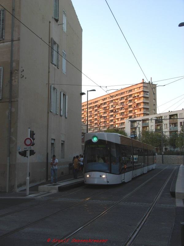 Die Haltestelle Saint-Th�r�se liegt schon in einem der �stlichen Stadtbezirke, die durch die neue Stra�enbahn mit dem Zentrum verbunden werden.
Seit dem 30. Juni 2007 sind in Marseille die ersten neuen Stra�enbahnlinien in Betrieb. Tram T1 abends unterwegs Richtung Les Caillols.

06.09.2007 Marseille