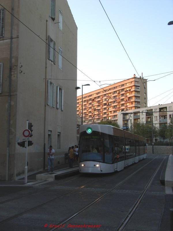 Die Haltestelle Saint-Thrse liegt schon in einem der stlichen Stadtbezirke, die durch die neue Straenbahn mit dem Zentrum verbunden werden.
Seit dem 30. Juni 2007 sind in Marseille die ersten neuen Straenbahnlinien in Betrieb. Tram T1 abends unterwegs Richtung Les Caillols.

06.09.2007 Marseille
