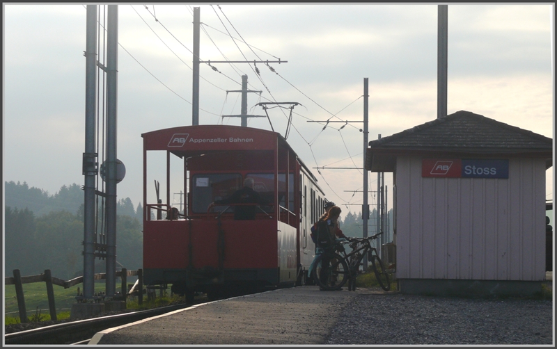 Die Haltestelle Stoss und damit das Ende der Zahnstangenstrecke sind erreicht. Ich wrde es diesen Velofahrern gleichtun und die 400 Hhenmeter aus dem Rheintal herauf mit der Bahn berwinden. (30.09.2009)