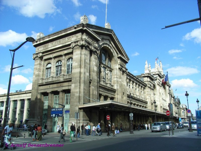 Die Hauptfassade des von der Chemin de Fer du Nord (Nordbahn) errichteten Gare du Nord in Paris.
Der erste Bahnhof an dieser Stelle wurde 1846 eingeweiht. Da dieser sehr schnell den Verkehrsansprchen nicht mehr gewachsen war, wurde von 1861-1865 an seiner Stelle ein Neubau errichtet. Die Fassade ist 180 m lang und hat eine Hhe von 43 m.
Bedingt durch den weiter rapide zunehmenden Verkehr (insbesondere den Vorortverkehr) wurde dieser Bahnhof 1875, 1889, 1900 sowie in den 1930er und 1960er Jahren und auch fr den TGV-Verkehr nach Norden und Grobritannien laufend erweitert und ausgebaut.
Mit 180 Millionen Reisenden (inklusive Nahverkehr) pro Jahr gilt der Gare du Nord als der am meisten frequentierte Personenbahnhof Europas. 
23.06.2007
