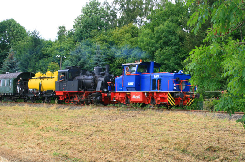 Die HAW 9 - eine Mak G 500 - und 89 7513 ziehen einen historischen Zug von Derneburg nach Bockenem; 19.07.2009