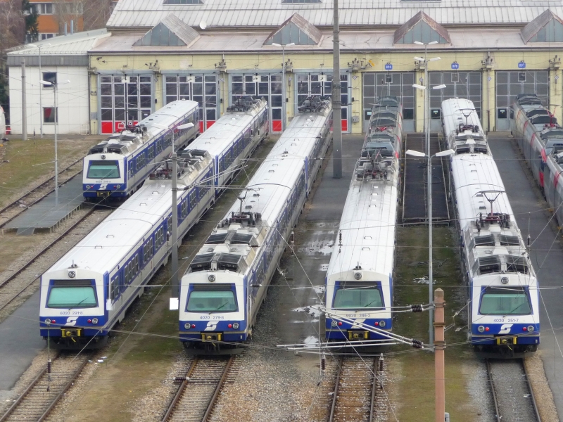 Die Heimat der meisten 4020-Garnituren (und auch der 4024-Garnituren) ist das TS-Werk Florisdorf, das noch dieses Jahr abgerissen werden soll, um fr ein Krankenhaus Platz zu machen. <br>Leider verhindet die Oberleitung freie Sicht auf die Triebwagen. (14.03.09)