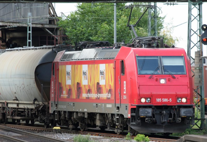 Die Heizprofi 185 586-5 der HGK, die auf Gleis 3 umgeleitet wurde, zog einen Gterzug durch Brohl am 11.08.2009