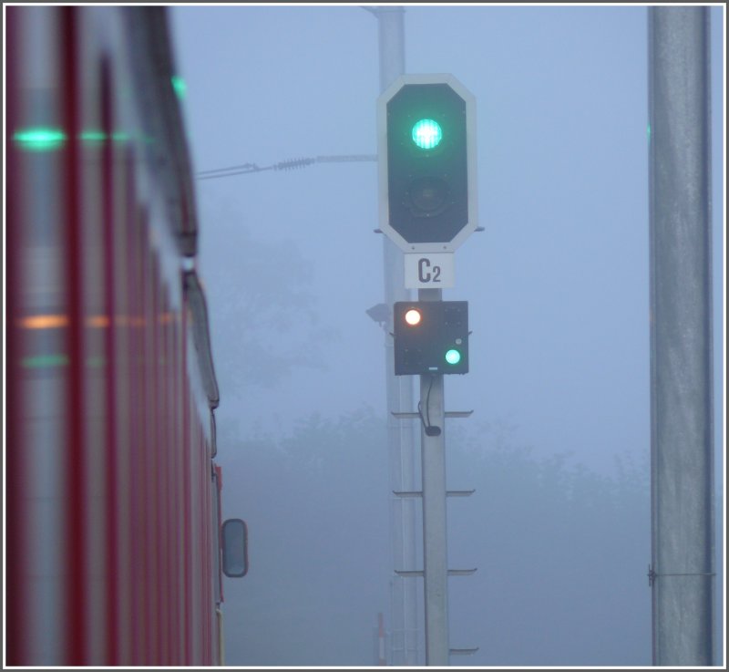 Die Herbstnebel schleichen langsam ins Lande wie hier in Castrisch am 01.10.2007. Die Gegend um Ilanz ist bekannt durch ihre Morgennebel entlang des Rheins.