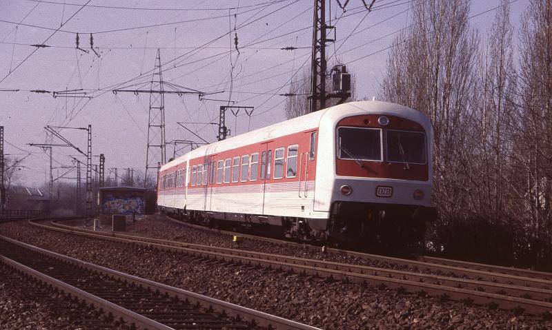 Die Hessische Landesregierung bestand in den 70er Jahren darauf Wiesbaden in das Intercity Netz einzubinden. So enstand der Kurzzug Wiesbaden City ( Wiesbaden - Mainz )dessen Steuerwagen hier zu sehen ist. 