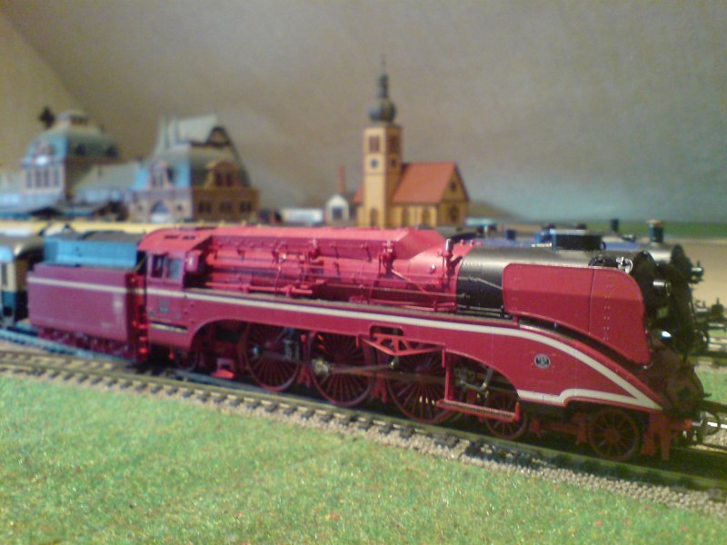 Die hessische: 18.201  war ein Einzelstck, denn sie wurde aus verschiedenen Teilen anderer Dampflokomotiven zusammengesetzt!Ein Zeitzeuge soll gesagt haben,als die: 18.201  mit Volldampf an ihm vorbeidonnerte: Ich glaube,mich hat soeben der Teufel geschubst ;kein Wunder,denn er fand sich auf dem Boden sitzend wieder!Der Fahrtwind,der von der Dampflokomotive ausging,hatte ihn zu Fall gebracht!Dieses Modell von: Roco  ist die  18.201-elegance !Das Original gehhrt heute zu den schnellsten noch betriebsfhigen Dampflokomotiven der Welt!Ermglicht hatte das  Roco ,denn jeder,der dieses Modell erwarb trug zum Wiederaufbau dieser wunderschnen Lok bei! Roco  bedachte jeden,der dieses Modell erworben hatte,mit einer Urkunde und einer Anstecknadel!