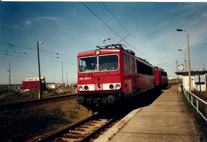 Die Heute dem Eisenbahnmuseum Halle gehrende 155 001 im Mai 1999 am ehmaligen Haltepunkt Mukran-Mitte.Der ehmalige Haltepunkt wird hufig zum Abstellen von Loks genutzt.