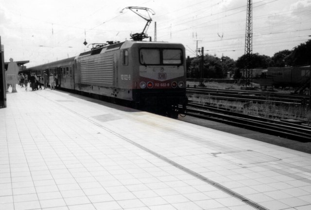 Die heutige 114 022-7 war im August 1997 noch als Baureihe 112 unterwegs. Hier kurz nach erreichen in Magdeburg Hbf. Sie kam als RE aus Frankfurt(Oder).