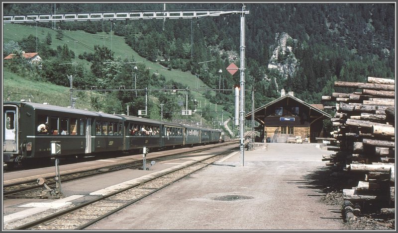Die heutigen Schnellzge ins Engadin bringen doch etwas mehr Farbe ins Bild, als diese grnen Fahrzeuge. (Archiv 08/82 Filisur)